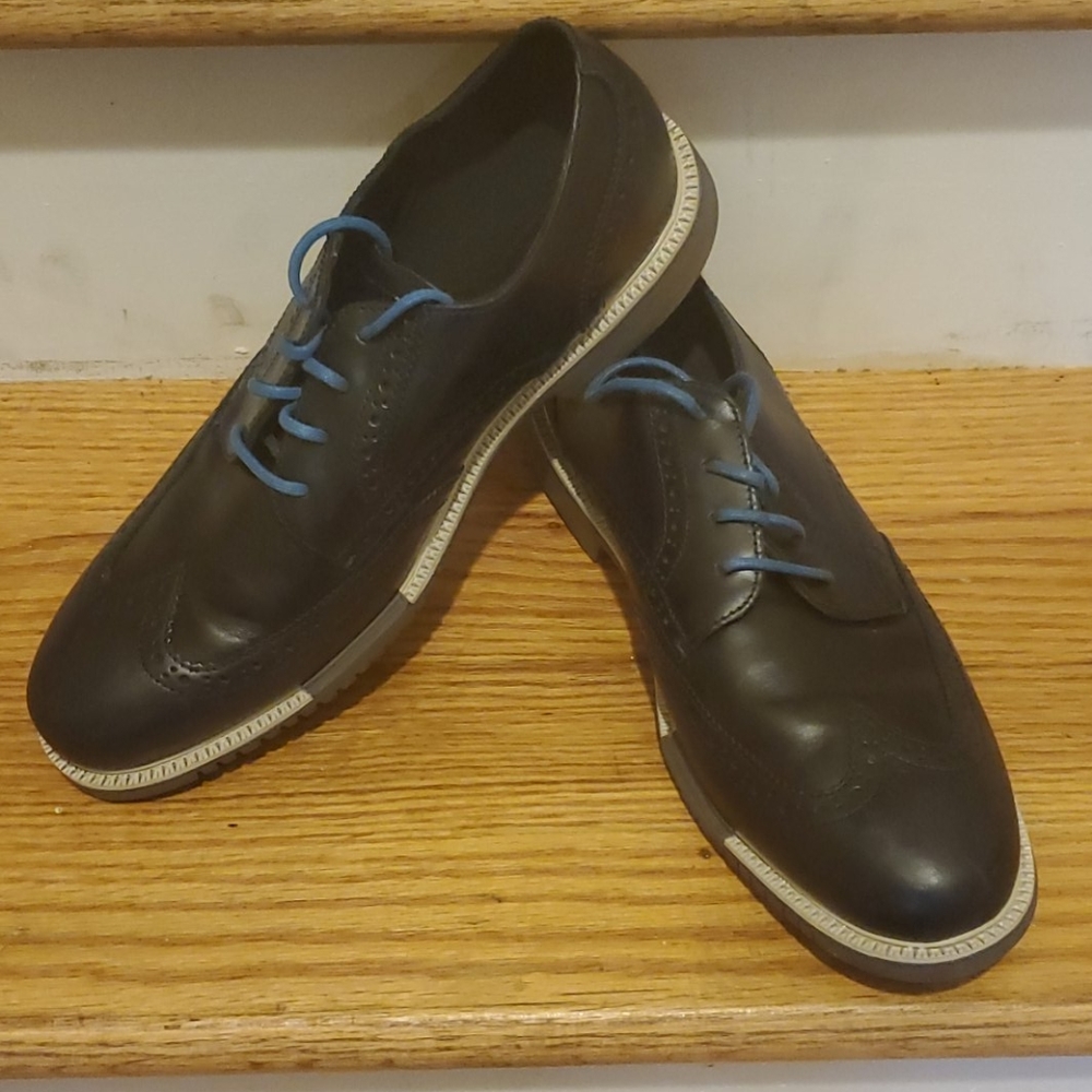 Cole Haan Grand OS 9.5 blue leather wingtip shoes.